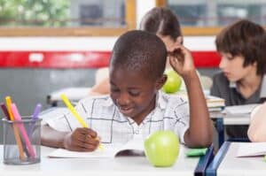 Benefícios da escrita para o desenvolvimento infantil